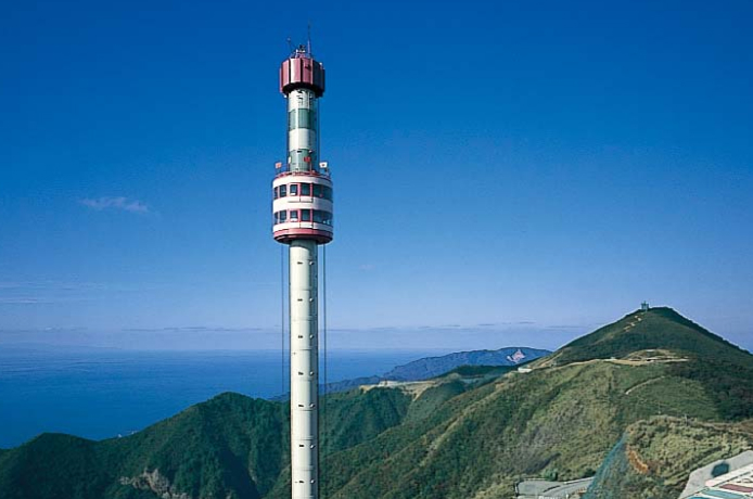 世界最初の3線自動循環式ロープウェイを山形県蔵王に建設。