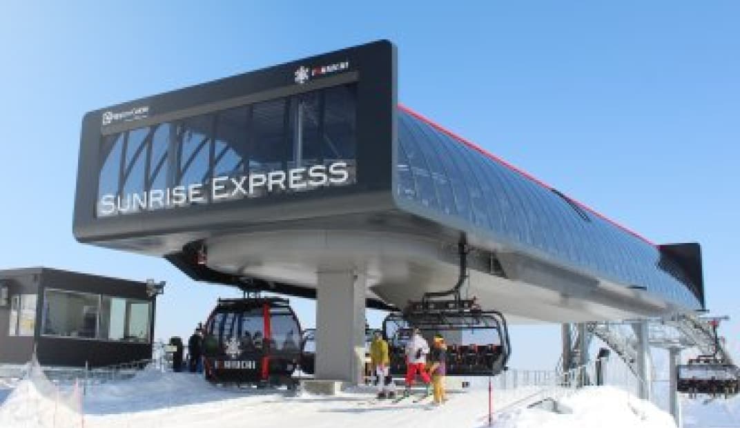 Ishiuchi Maruyama Sunrise Express(10-passenger gondola and 6-seater chairlift with bubble cover)