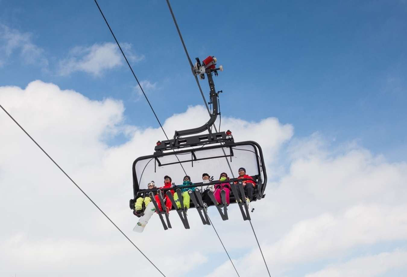 Chairlifts for traveling within mountain resorts that enable flexible layouts