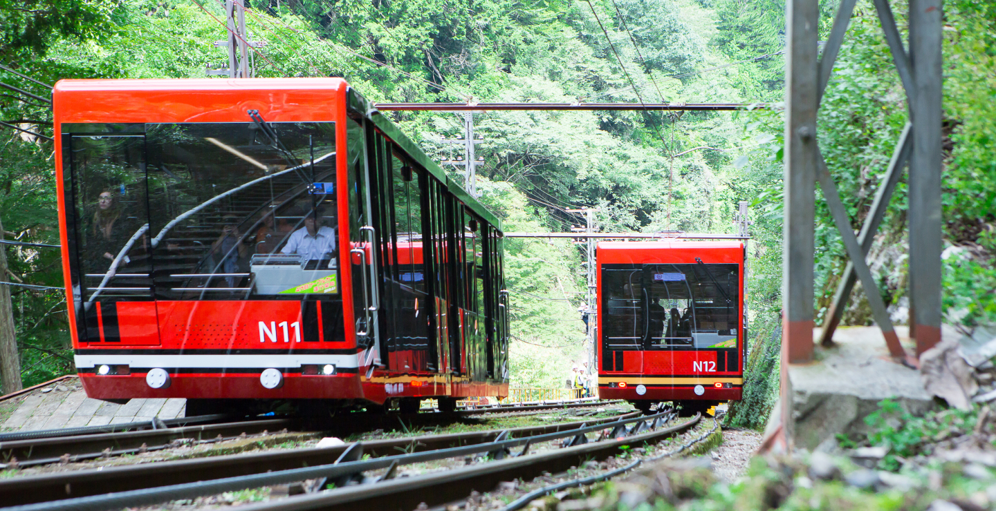 高野山ケーブルカー（105人＋106人乗りの2両連結）