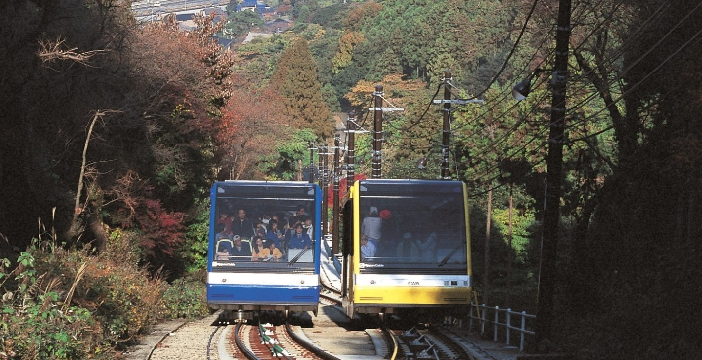 皿倉山ケーブルカー（112人乗り）