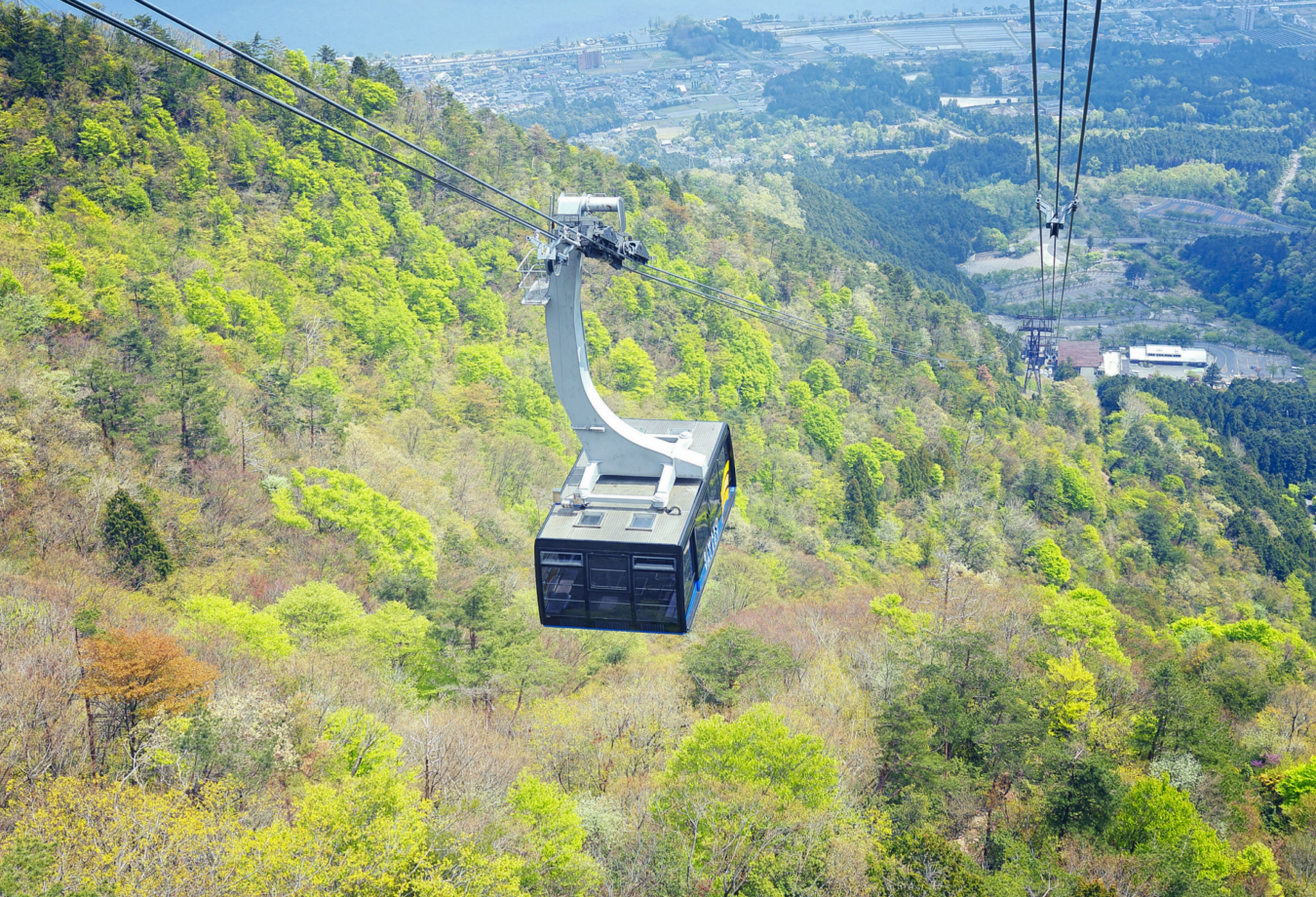 Large transport facilities for moving across steep slopes or long spans